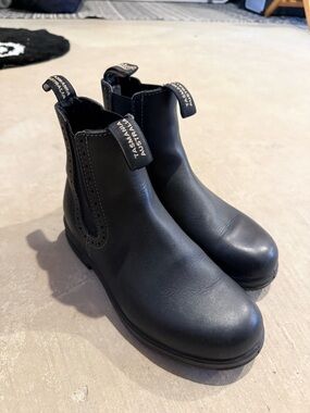 Blundstone Black Leather Chelsea Boots - Pull-Tab Design